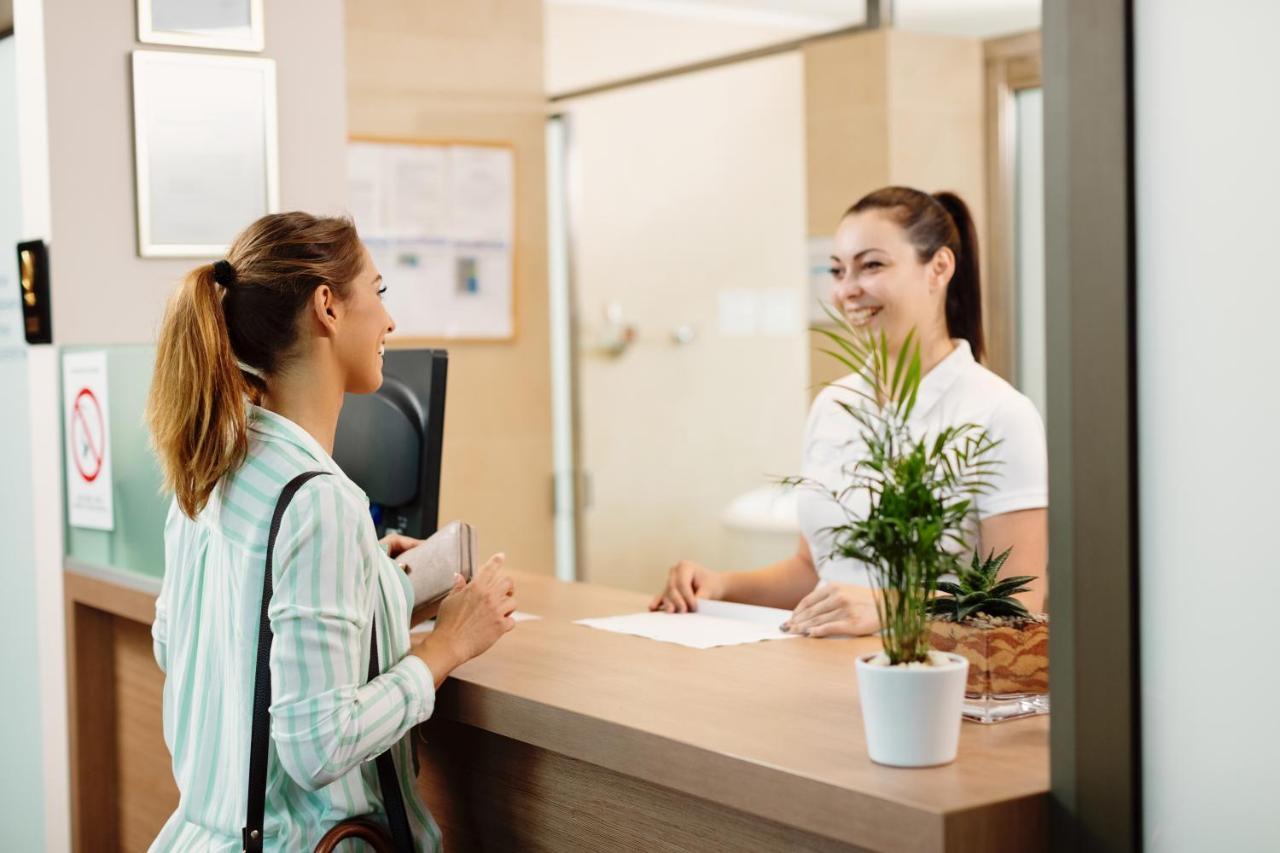 Hotel Premier Aqua - Adults Only Vrdnik Esterno foto Receptionist at work