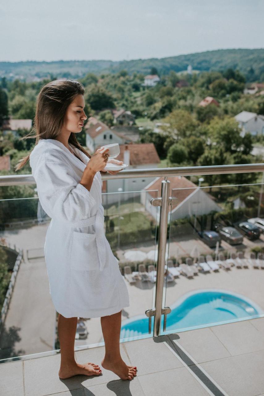 Hotel Premier Aqua - Adults Only Vrdnik Esterno foto A woman wearing a bathrobe