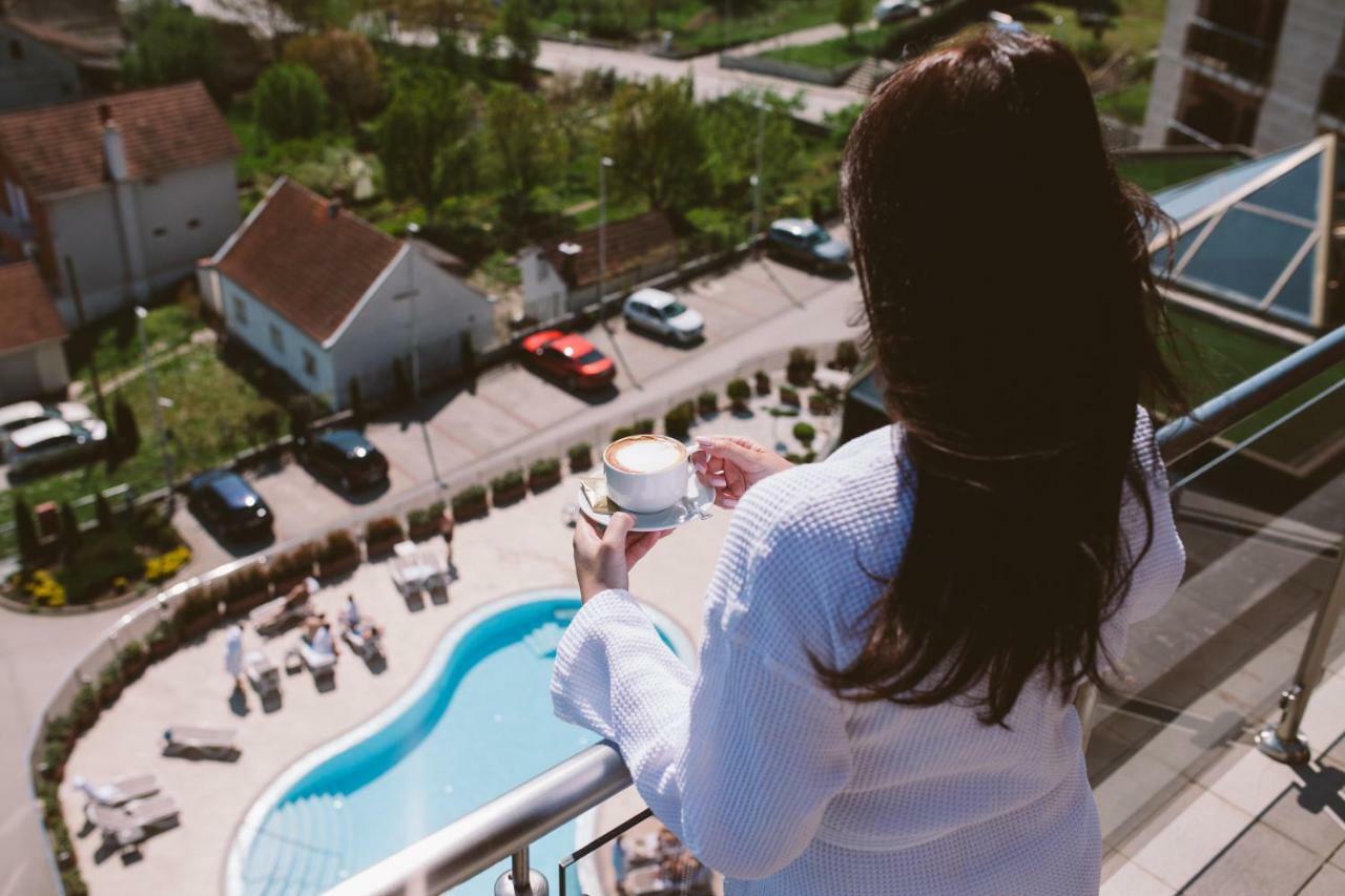 Hotel Premier Aqua - Adults Only Vrdnik Esterno foto A woman on a balcony